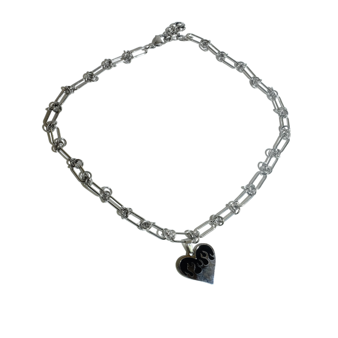 Collar de corazón de plata e imperdibles